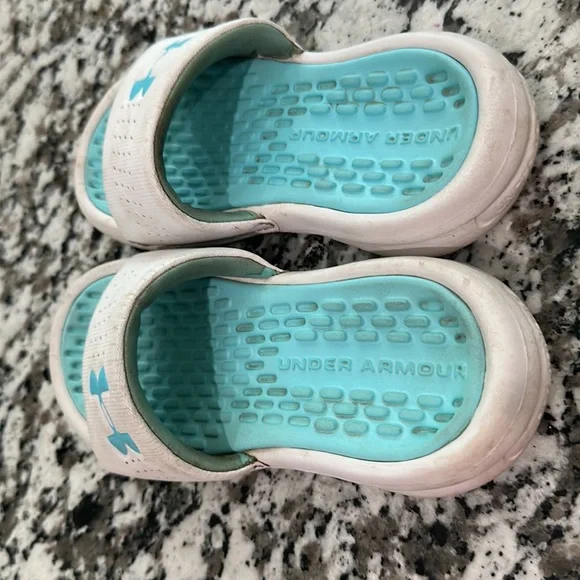 Kids under armor slides - Picture 2 of 5